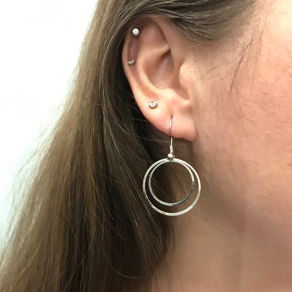 NEW!💙💎CIRCLES! MODERN MINIMALIST HOOP💎💙SILVERY - Picture 7 of 8